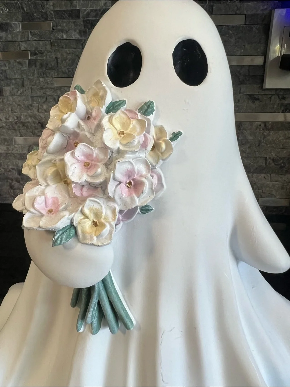 BEAUTIFUL!! Large BRIDAL Ghost Holding Glittery Flower Bouquet… 11 inches tall!!